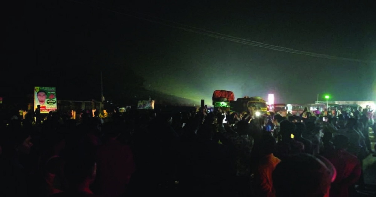প্রবেশপত্র না পেয়ে সড়ক অবরোধ, ভোগান্তিতে যাত্রীরা