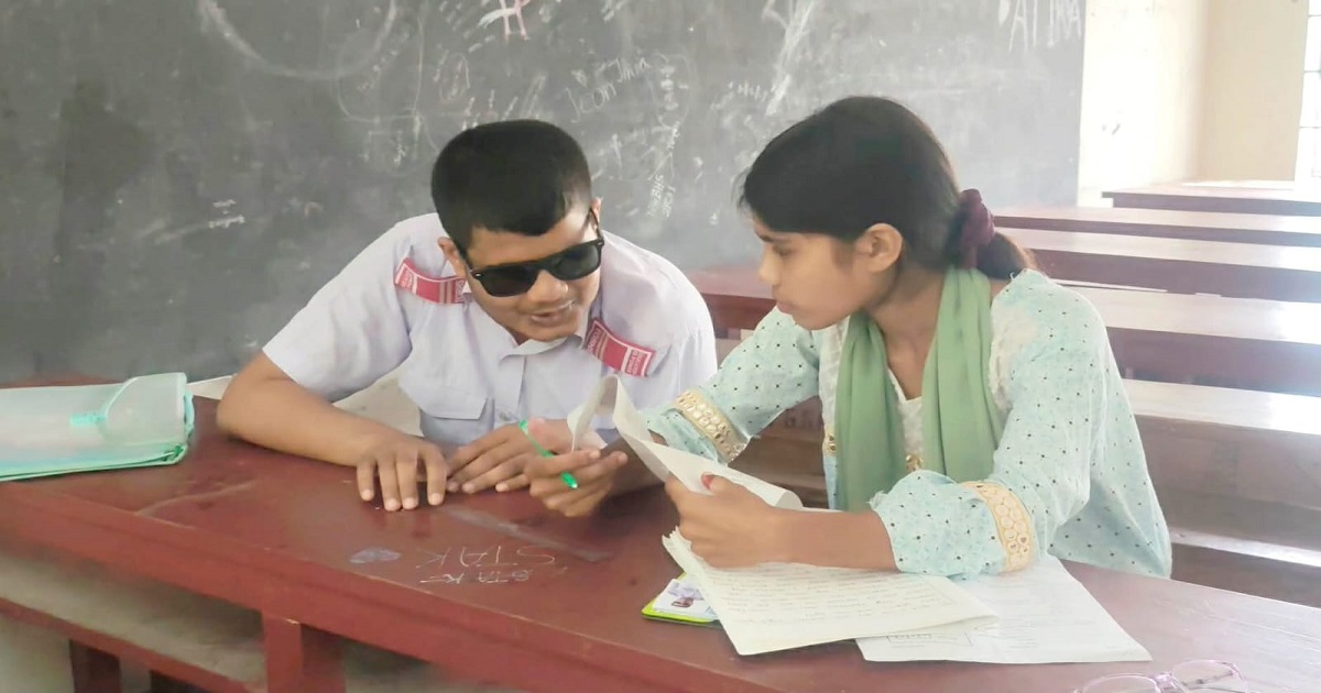 দৃষ্টি হারিয়েও হার মানেনি স্বপ্ন : এসএসসি পরীক্ষার্থী শরীফের অদম্য লড়াই
