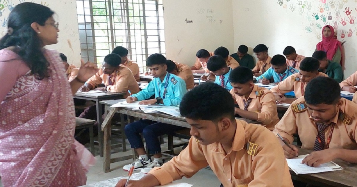 প্রথম দিনেই অনুপস্থিত ২৫,৪০৮ শিক্ষার্থী, বহিষ্কার ৬