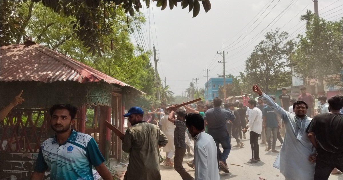 ঈশ্বরদীতে ছাত্রদল–ছাত্রশিবির সংঘর্ষ, গুলিবর্ষণ ও ককটেল বিস্ফোরণ: আহত ৭