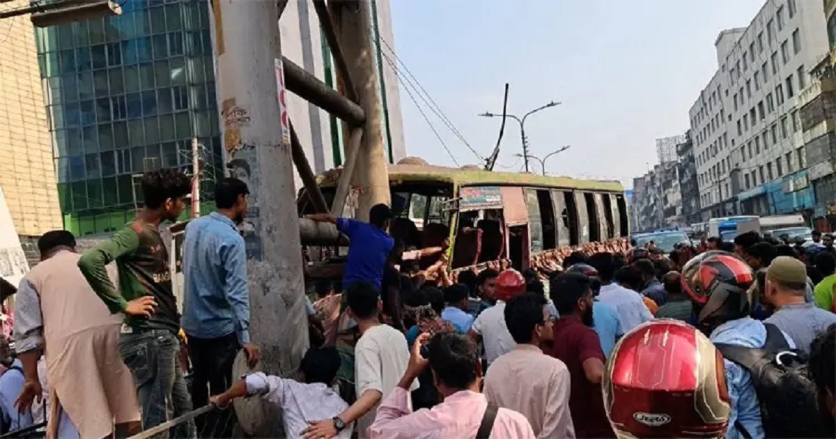 বনানীতে পথচারী বাঁচাতে গিয়ে বাসের ধাক্কায় নিহত ২, আহত ৩
