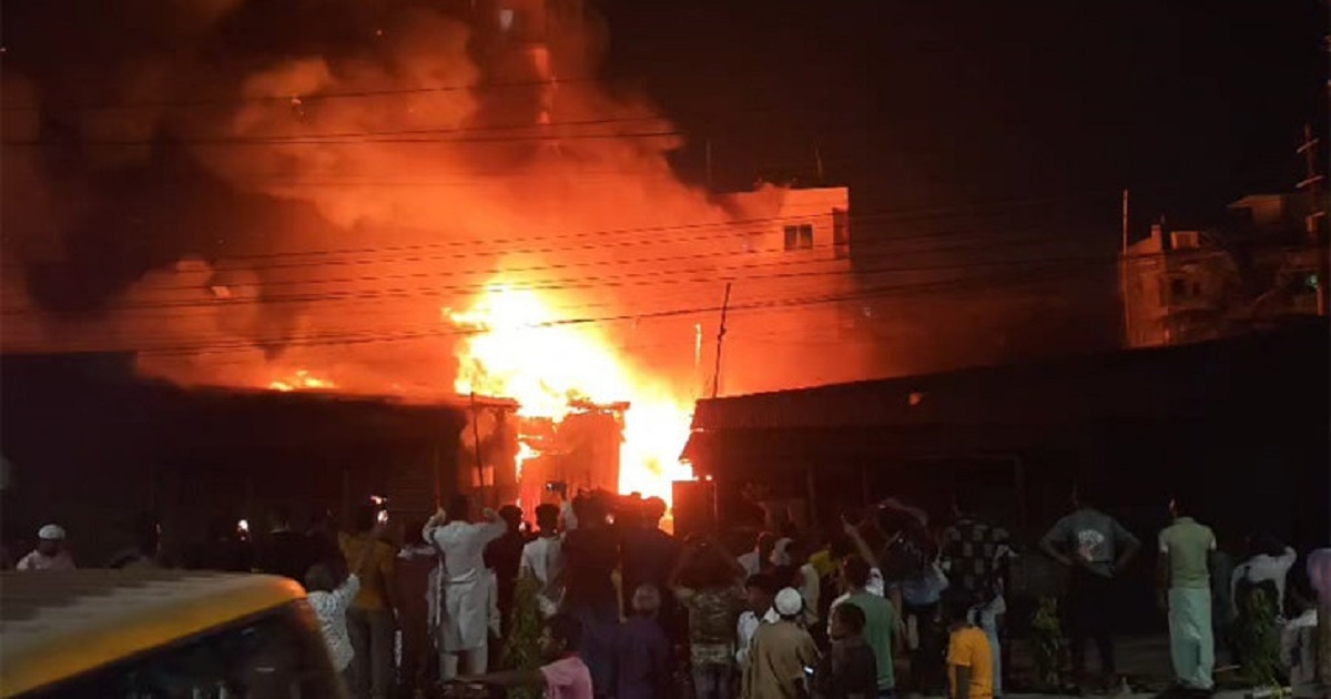 ফতুল্লায় আগুনে ২০ দোকান পুড়লো