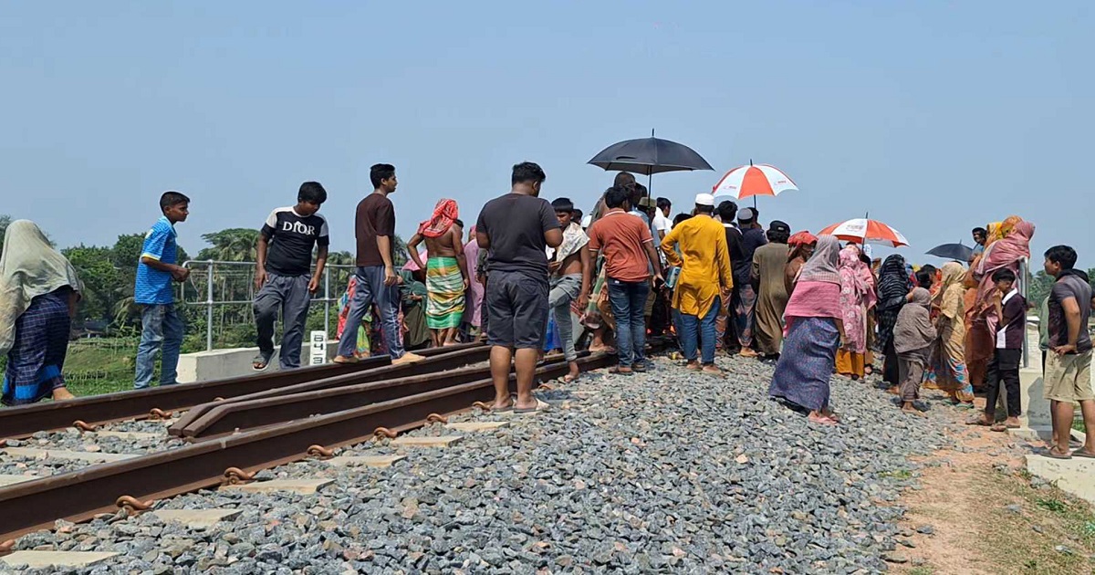 রেললাইনে হাঁটার সময় ট্রেনে কাটা পড়ে মা-ছেলের মৃত্যু