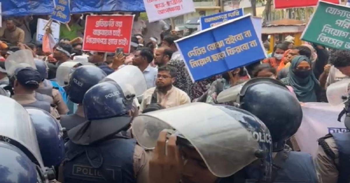 নিয়োগপত্রের দাবিতে শাহবাগে উত্তেজনা, শিক্ষক-পুলিশ মুখোমুখি