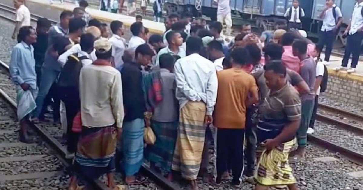 উল্লাপাড়ায় চলন্ত ট্রেনের জানালা দিয়ে মাথা বের করায় যাত্রীর মৃত্যু