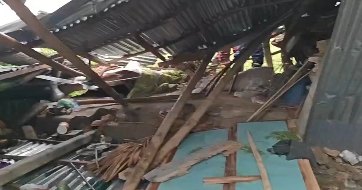 ঝড়ে ঘরের ওপর গাছ পড়ে প্রাণ গেলো মা ও দুই মেয়ের