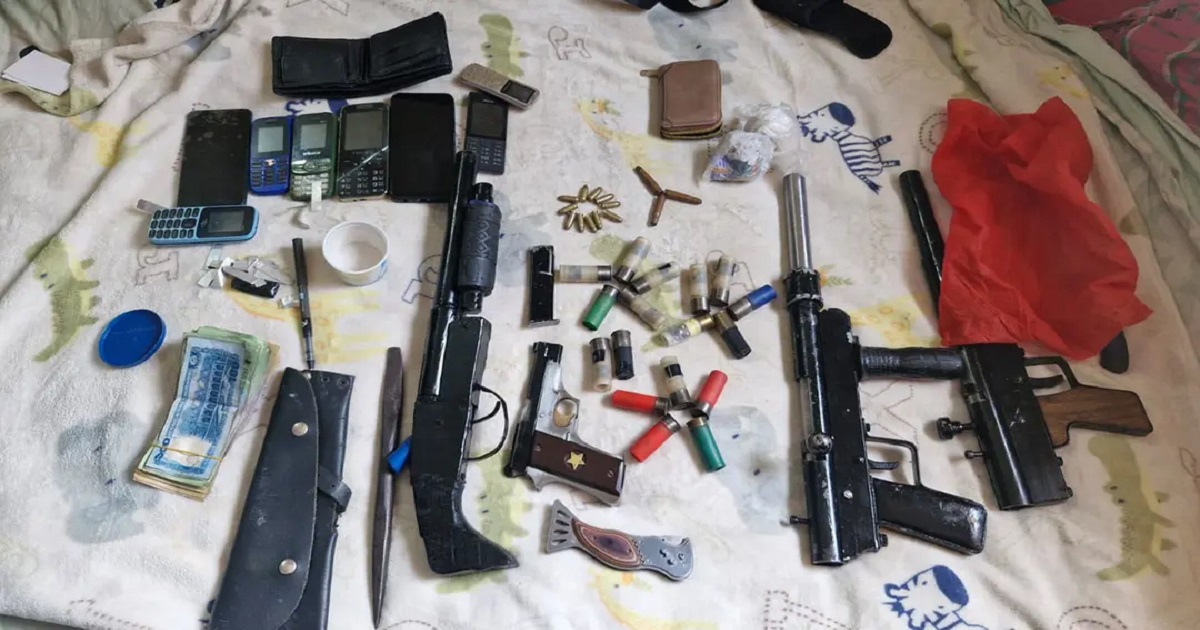 চট্টগ্রামে আধুনিক অস্ত্রসহ ‘শীর্ষ সন্ত্রাসী’ মনা গ্রেফতার