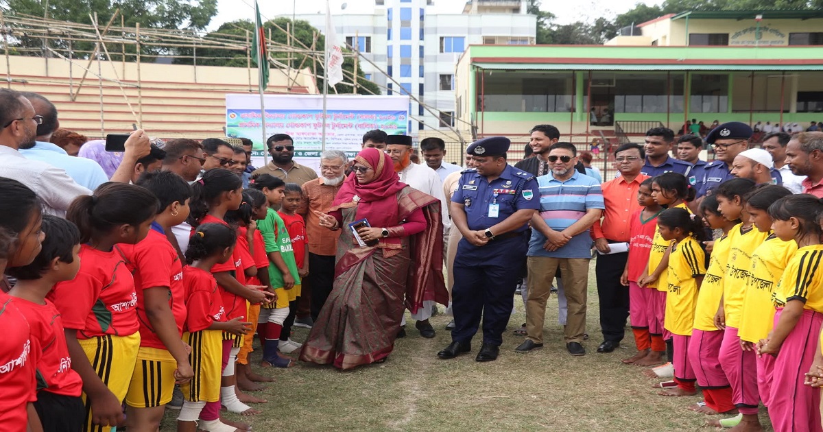 সাতক্ষীরায় প্রাথমিক বিদ্যালয় গোল্ডকাপ ফুটবল টুর্নামেন্টের উদ্বোধন
