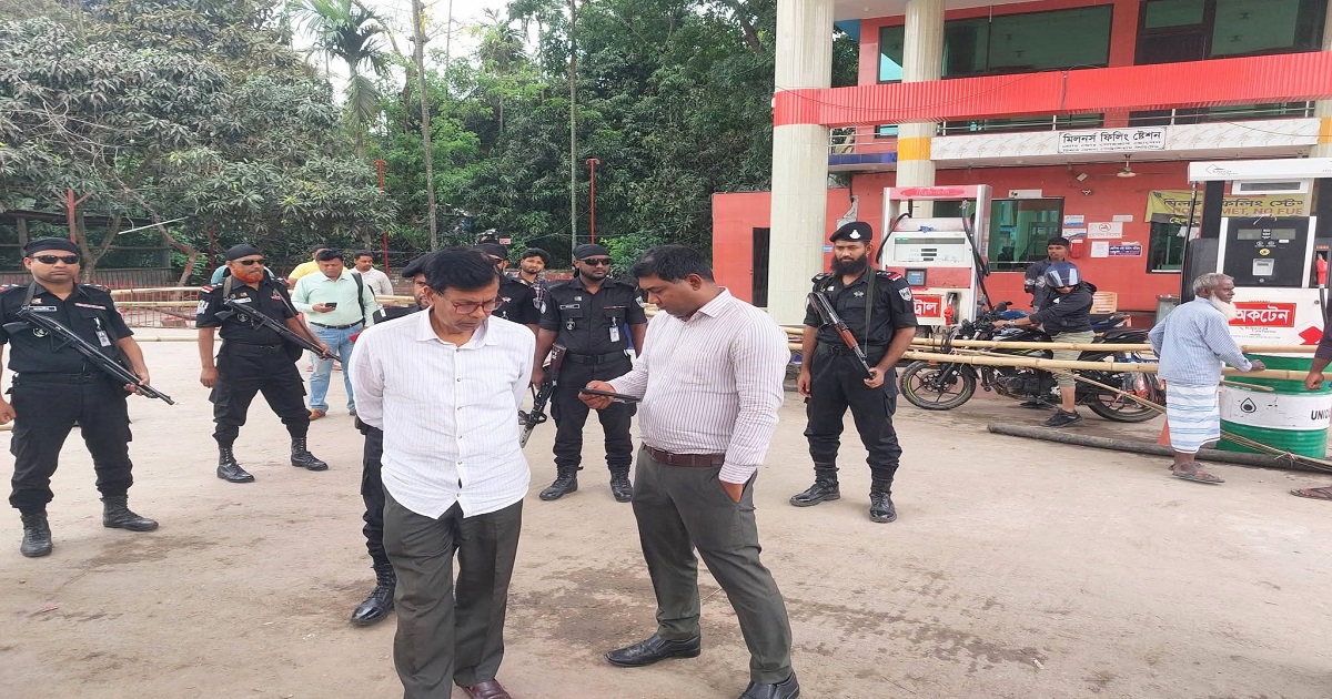 মানিকগঞ্জে মাপে কম দেয়ায় ফিলিং স্টেশনকে অর্থদণ্ড