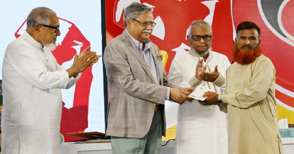 শ্রমিকদের ন্যায্য অধিকার রক্ষায় বদ্ধপরিকর সরকার : রাষ্ট্রপতি