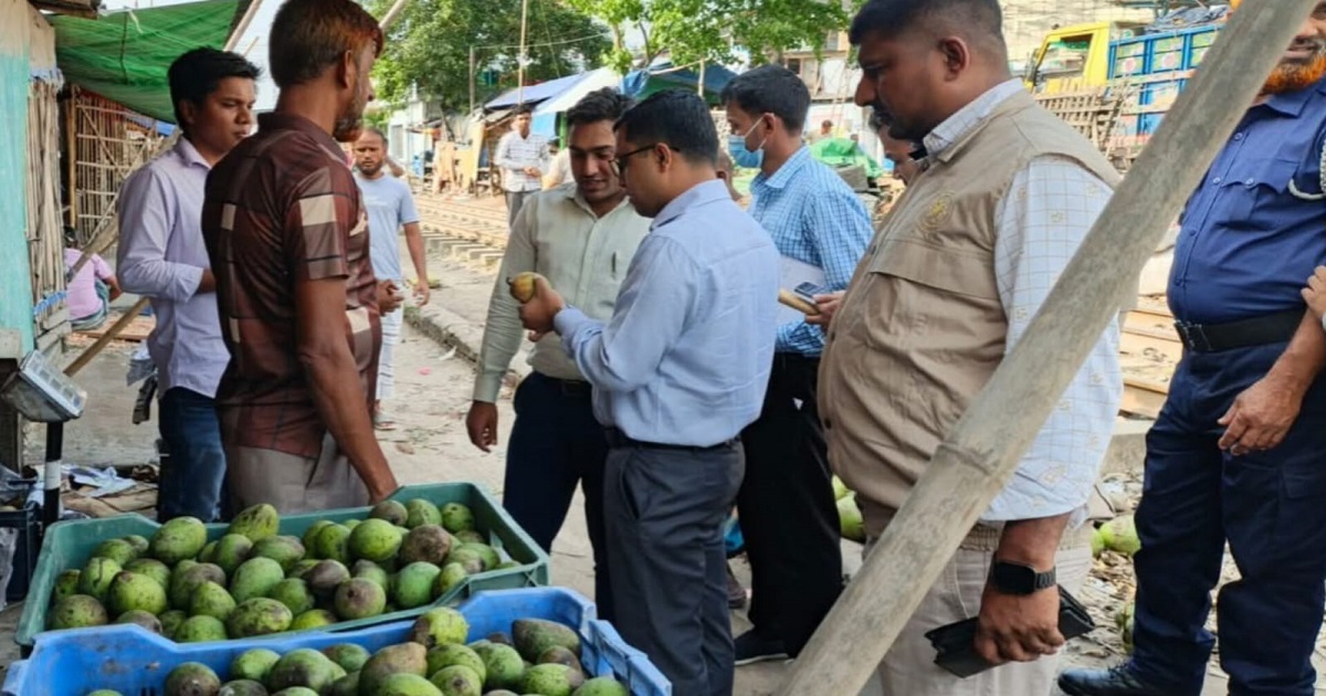 কেমিক্যালযুক্ত আম বিক্রির দায়ে লাখ টাকা জরিমানা