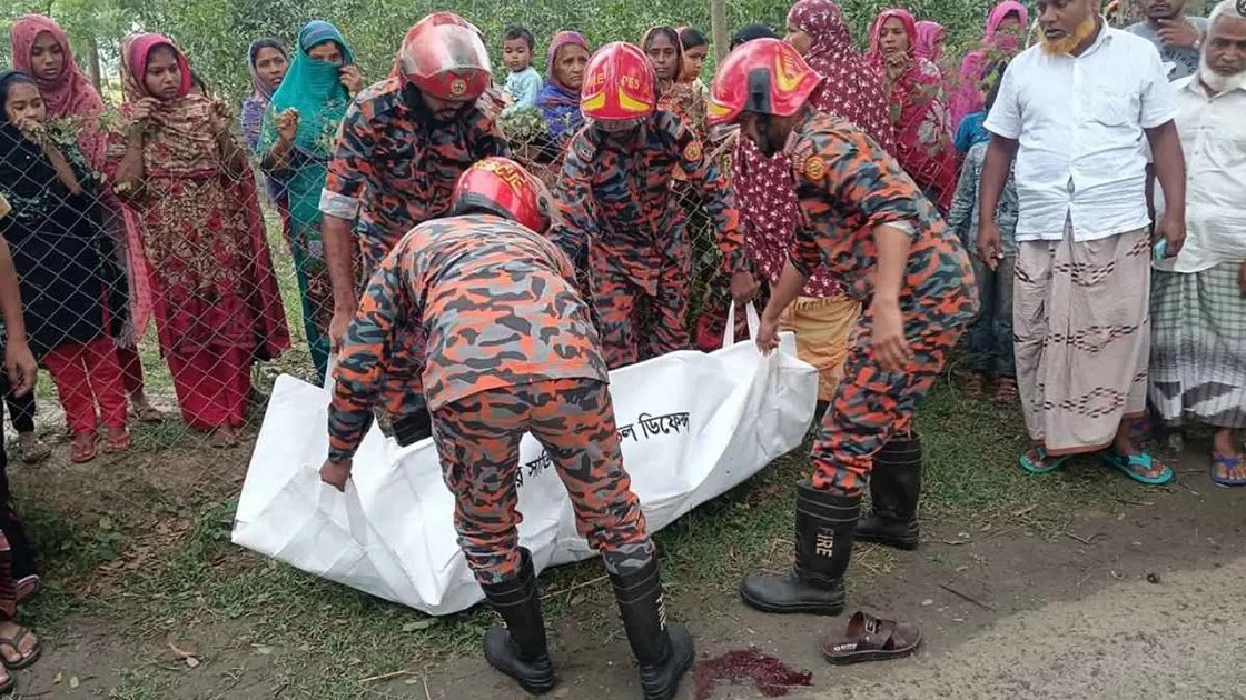 নাচোলে তিন গাড়ির সংঘর্ষ নিহত ২