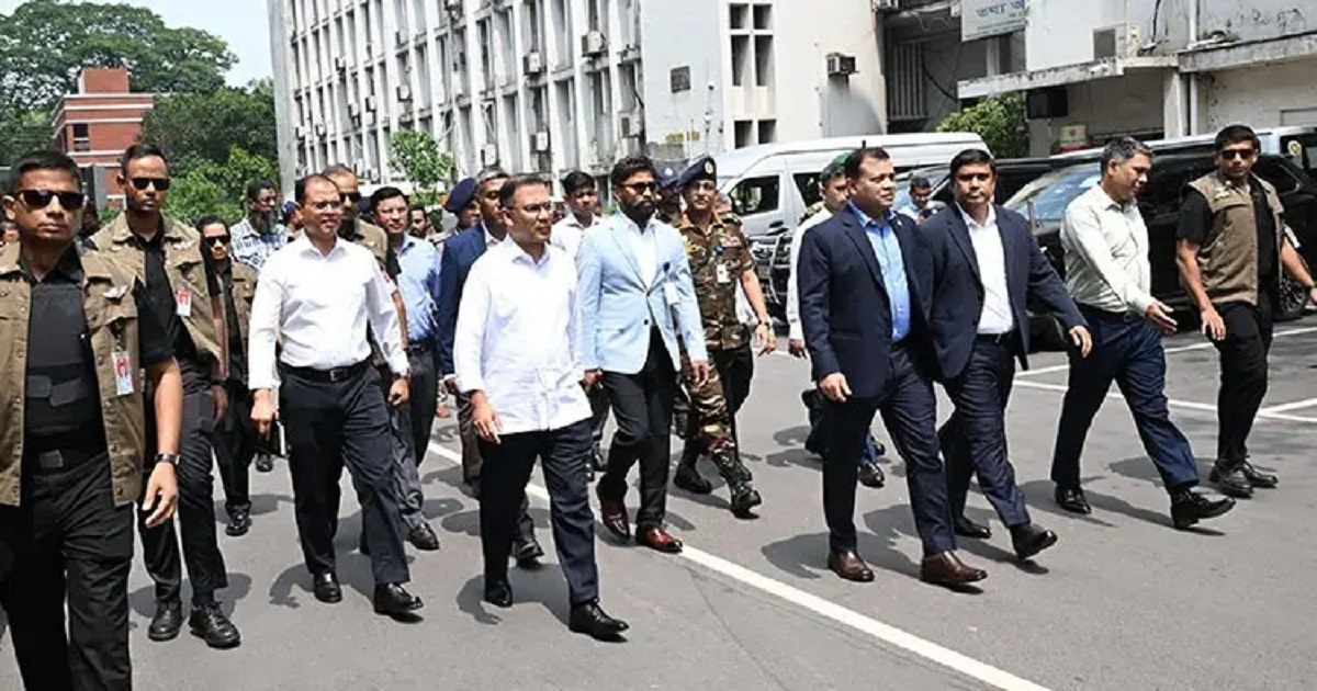 সচিবালয় থেকে হেঁটে ওসমানী মিলনায়তনে ডিসি সম্মেলনে যোগ দিলেন প্রধানমন্ত্রী