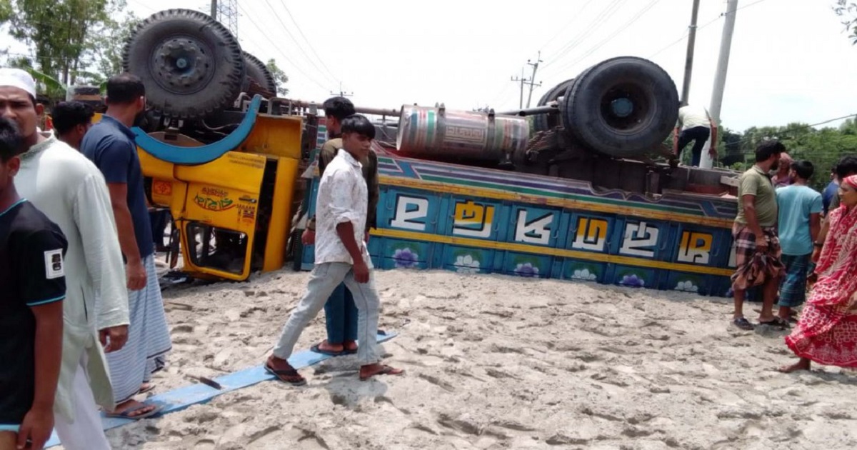 সিএনজি অটোরিকশায় ট্রাকচাপা, ৩ জন নিহত