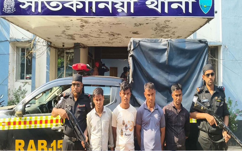 পেটের ভেতরে লুকানো ১৯,৫০০ ইয়াবাসহ ৪ মাদক কারবারি আটক