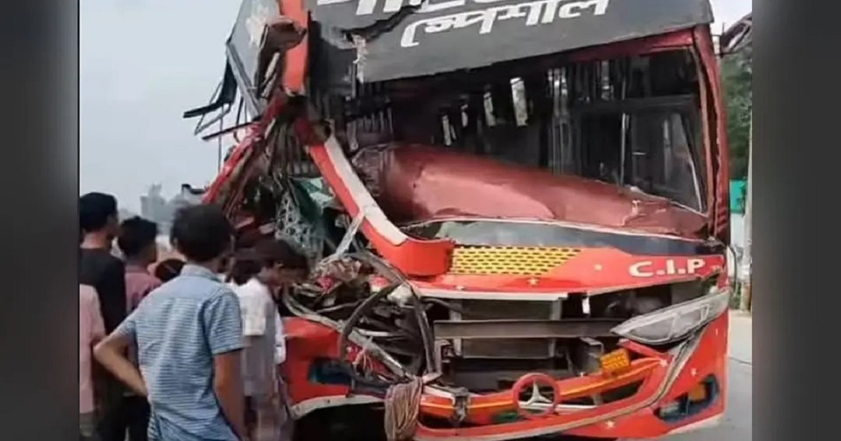 ট্রাকের ধাক্কায় বাসের চালকের পা বিচ্ছিন্ন