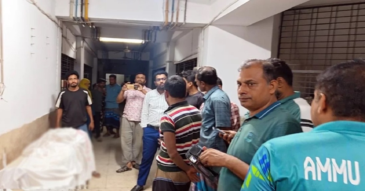 স্ত্রীর সামনে স্বামীকে কুপিয়ে হত্যা