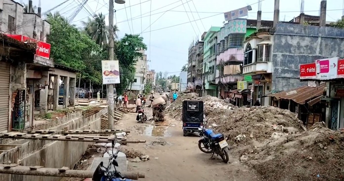 ড্রেন নির্মাণে গাফিলতি, কাদায় বিপর্যস্ত রায়পুর নতুন বাজার সড়ক