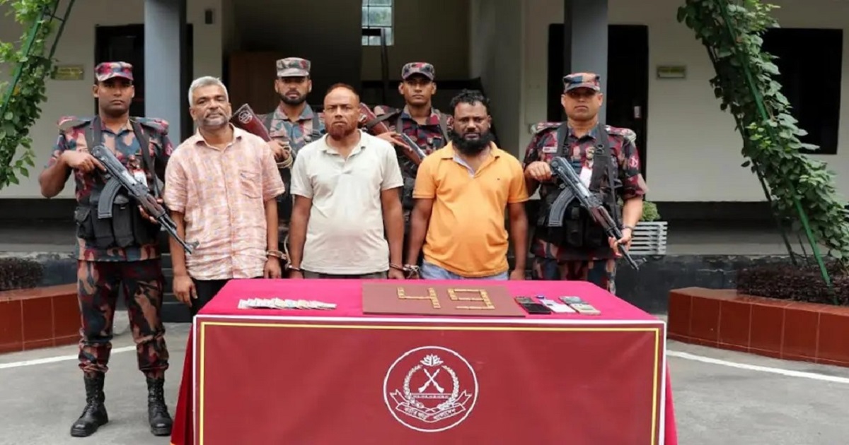 পাচার কালে ২৬টি স্বর্ণের বার উদ্ধার