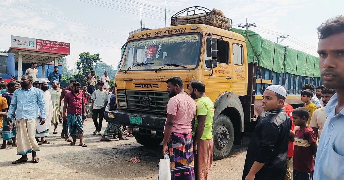 নাটোরের সিংড়ায় ট্রাকের ধাক্কায় ব্যবসায়ী নিহত, আতহ ৩