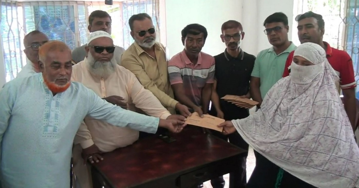 নাটোরে পরিবহন শ্রমিকদের পরিবারের মাঝে মৃত্যুকালীন আর্থিক সহায়তা বিতরণ