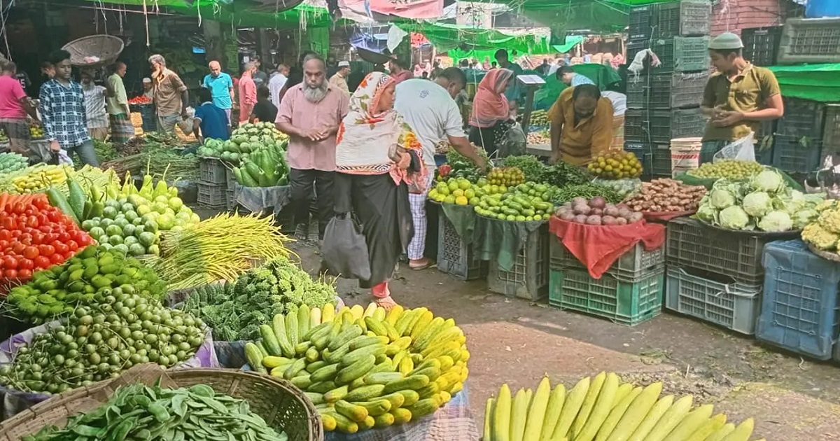 বৃষ্টিতে অস্থির সবজির বাজার, কেজিতে ১০০ ছুঁইছুঁই