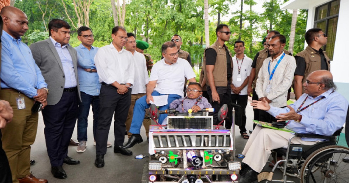 শিক্ষার্থীর তৈরি স্মার্ট কারে চড়লেন প্রধানমন্ত্রী