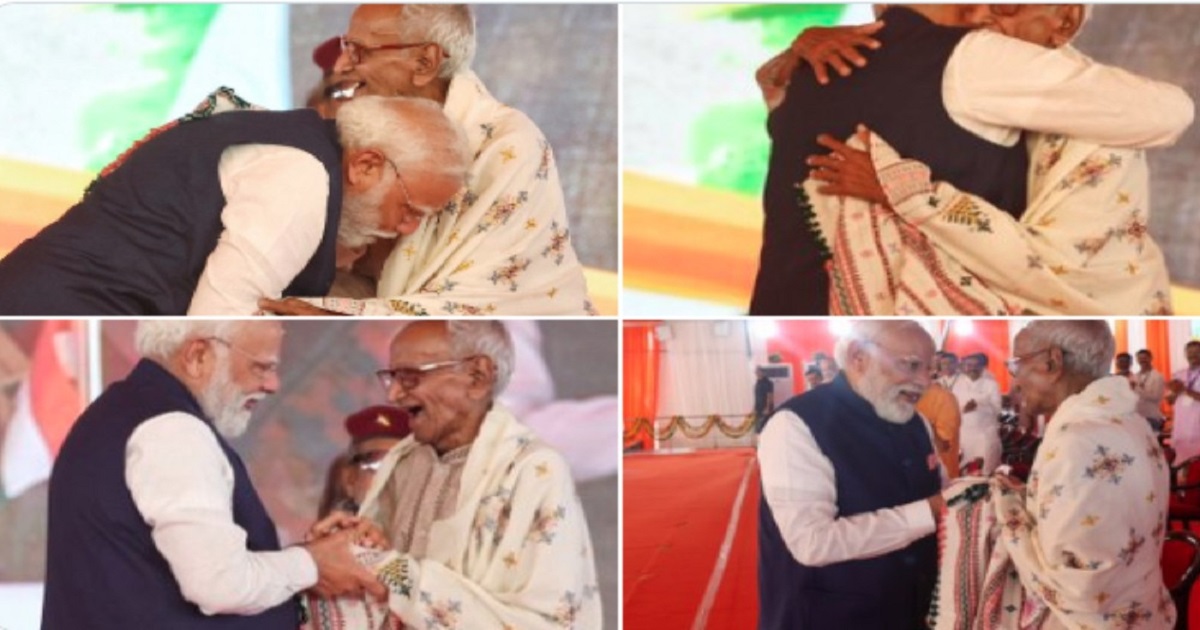 ব্রিগেডের মঞ্চে প্রবীণ বিজেপি নেতার পা ছুঁয়ে প্রণাম করলেন মোদি