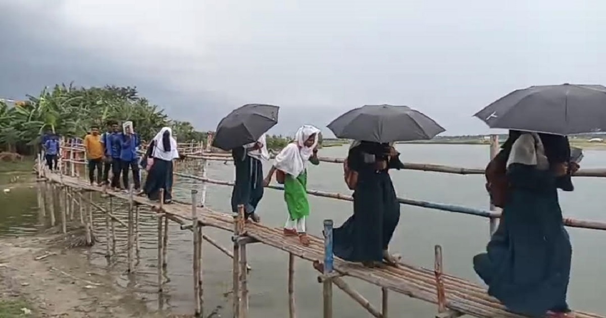 বাঁশের সাঁকো পেরিয়ে জীবনযুদ্ধ ৬ বছরেও মেরামত হয়নি আম্ফানে বিধ্বস্ত সড়ক