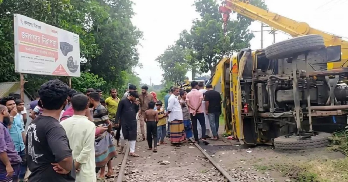 ট্রেনের ধাক্কায় ২৫ গজ দূরে ছিটকে ট্রাক, নিহত চালক