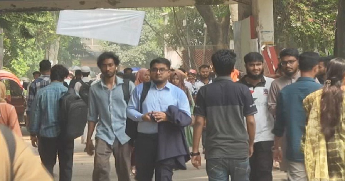 ক্যাম্পাসে বিক্ষোভ: ছাত্র রাজনীতি বন্ধের ইস্যুতে ছাত্রদল-শিবির মুখোমুখি