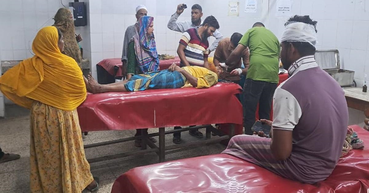 আম পাড়াকে কেন্দ্র করে গোপালগঞ্জে দুই পক্ষের সংঘর্ষ, নারীসহ আহত ১২