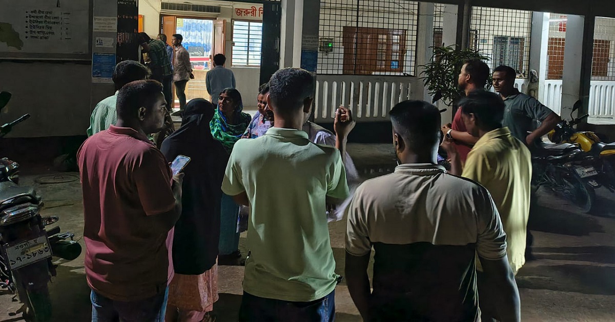 নওগাঁয় প্রাইভেটকার নিয়ন্ত্রণ হারিয়ে ব্রিজে ধাক্কা, নিহত ২