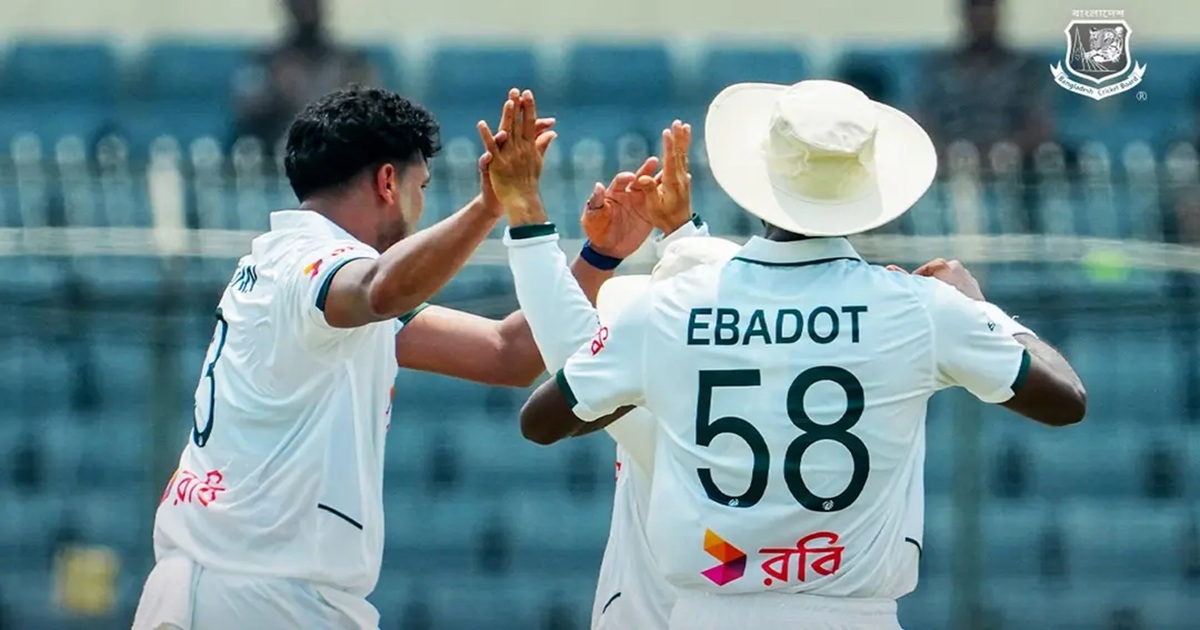৩ উইকেট হারিয়ে চাপে পাকিস্তান