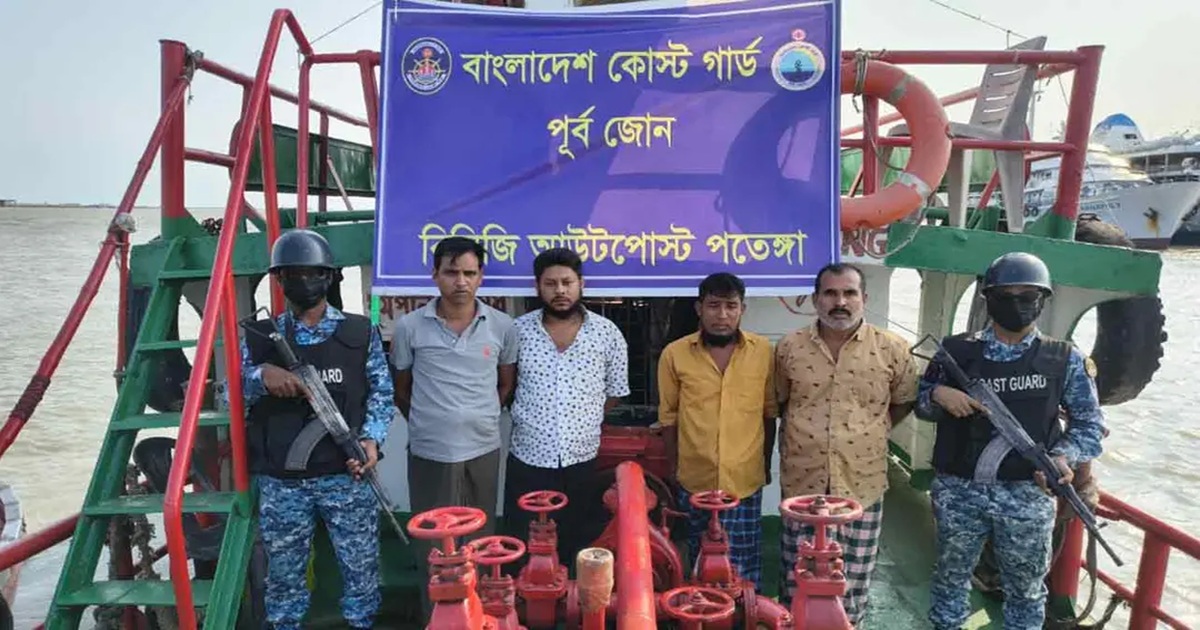 কর্ণফুলীতে দুই অয়েল ট্যাঙ্কার জব্দ আটক ৯