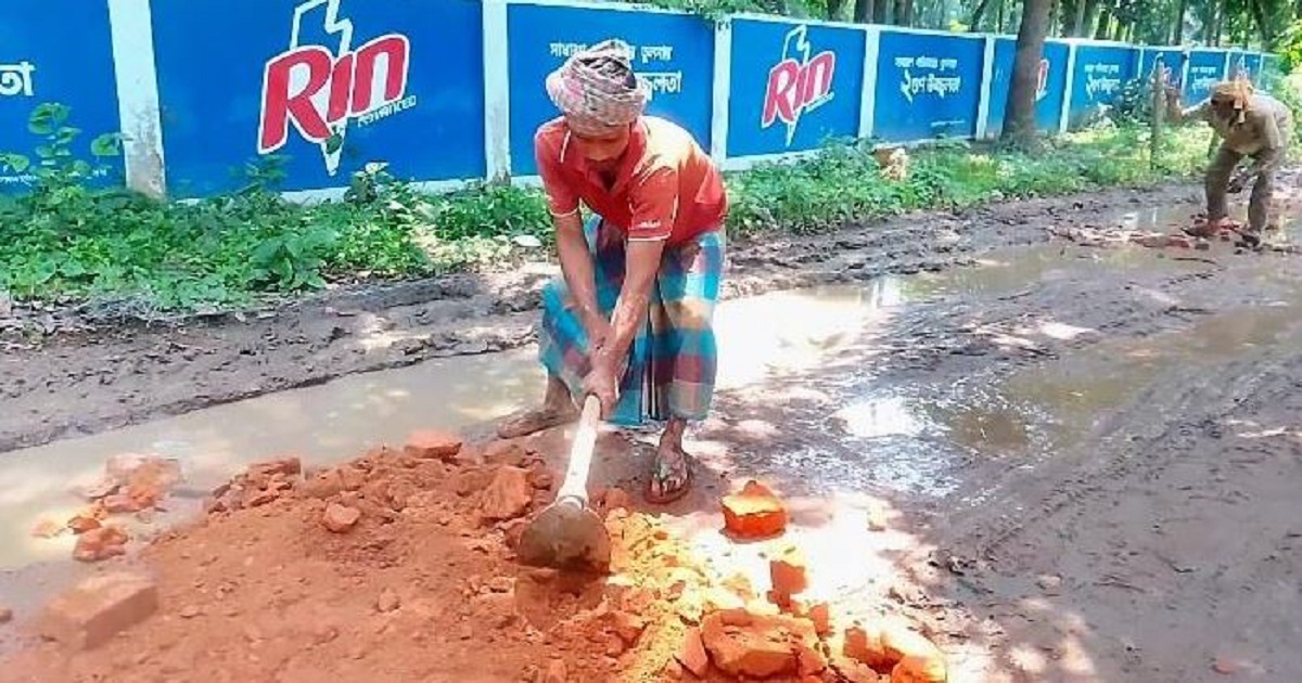 প্রবাসীর উদ্যোগে ভাঙা সড়ক সংস্কার, স্বস্তি ফিরল ২০ গ্রামের মানুষের মাঝে