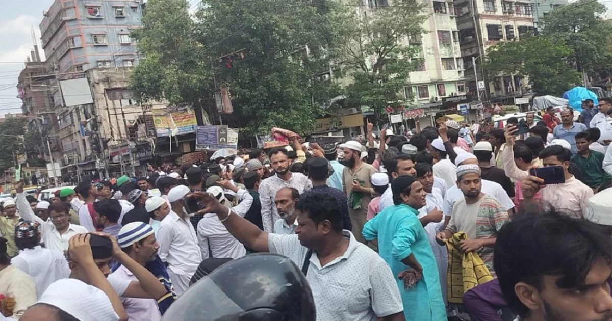 কোলকাতায় জুমার নামাজে পুলিশের বাধা, পরিস্থিতি উত্তপ্ত