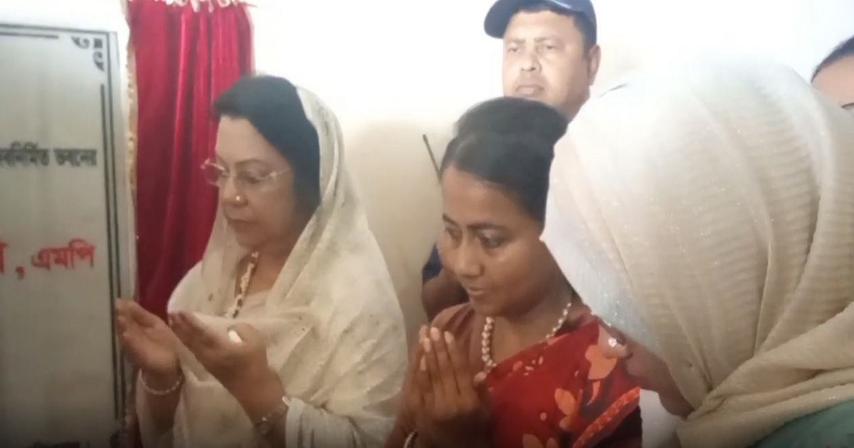 মানিকগঞ্জে প্রাথমিক বিদ্যালয়ের নতুন ভবনের ভিত্তিপ্রস্তর স্থাপন করলেন পর্যটনমন্ত্রী