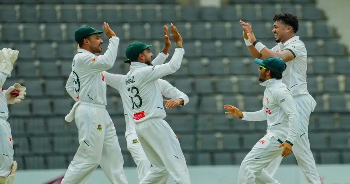 জোড়া শিকারের পর স্বস্তিতে মধ্যাহ্নভোজে বাংলাদেশ
