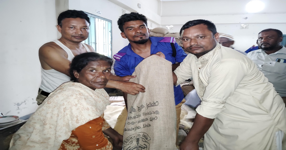 ঠাকুরগাঁওয়ে ঈদ উপলক্ষে অসহায়দের মাঝে ভিজিএফ'র চাল বিতরণ