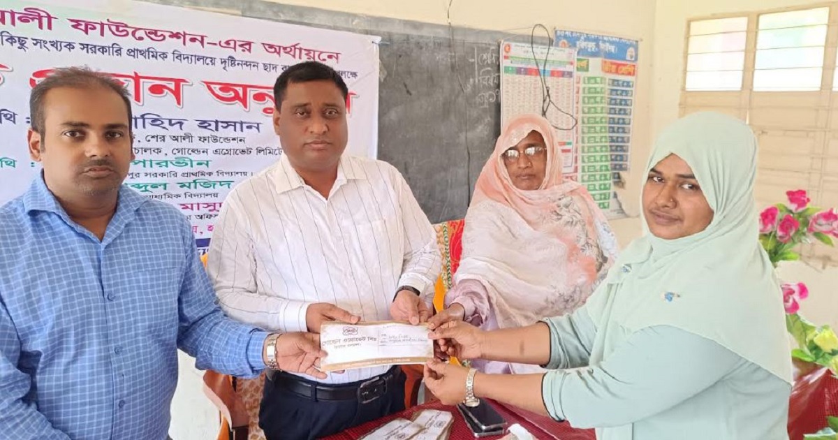 হরিণাকুন্ডুতে বিদ্যালয়ে ছাদ বাগান তৈরির জন্য চেক বিতরণ