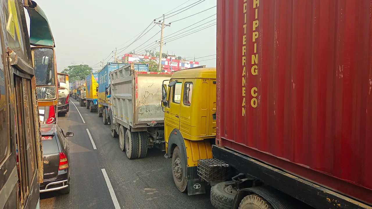 ঢাকা-চট্টগ্রাম মহাসড়কে ১০ কিমি যানজট