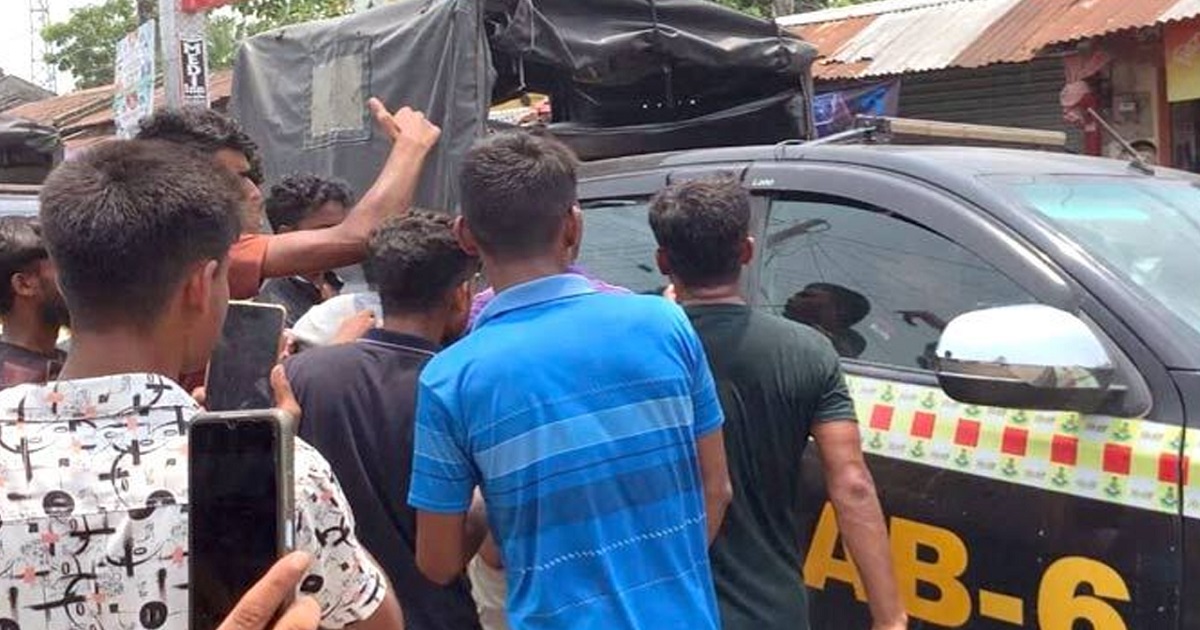র‌্যাবের গাড়ি ভাঙচুর করে দুই আসামি ছিনিয়ে নিলো উত্তেজিত জনতা