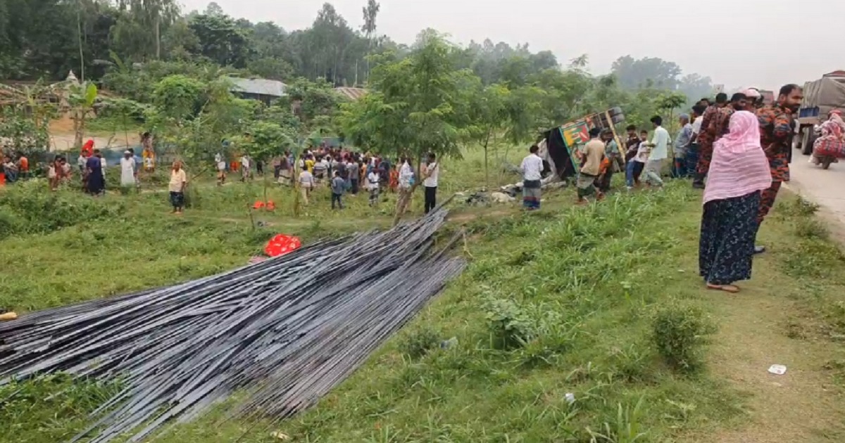 টাঙ্গাইলে রডবোঝাই ট্রাক উল্টে নিহত ১৫, শনাক্ত ১৩ জন