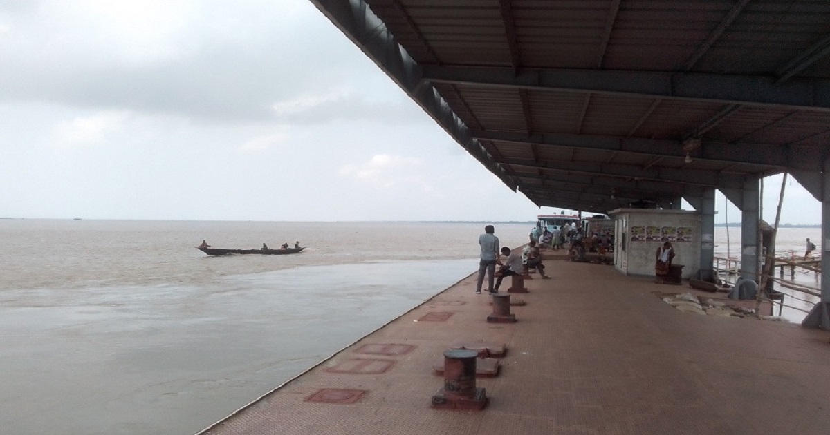 দুর্ভোগে যাত্রীরা: সদরঘাট ও পাটুরিয়া-দৌলতদিয়া রুটে নৌ চলাচল বন্ধ