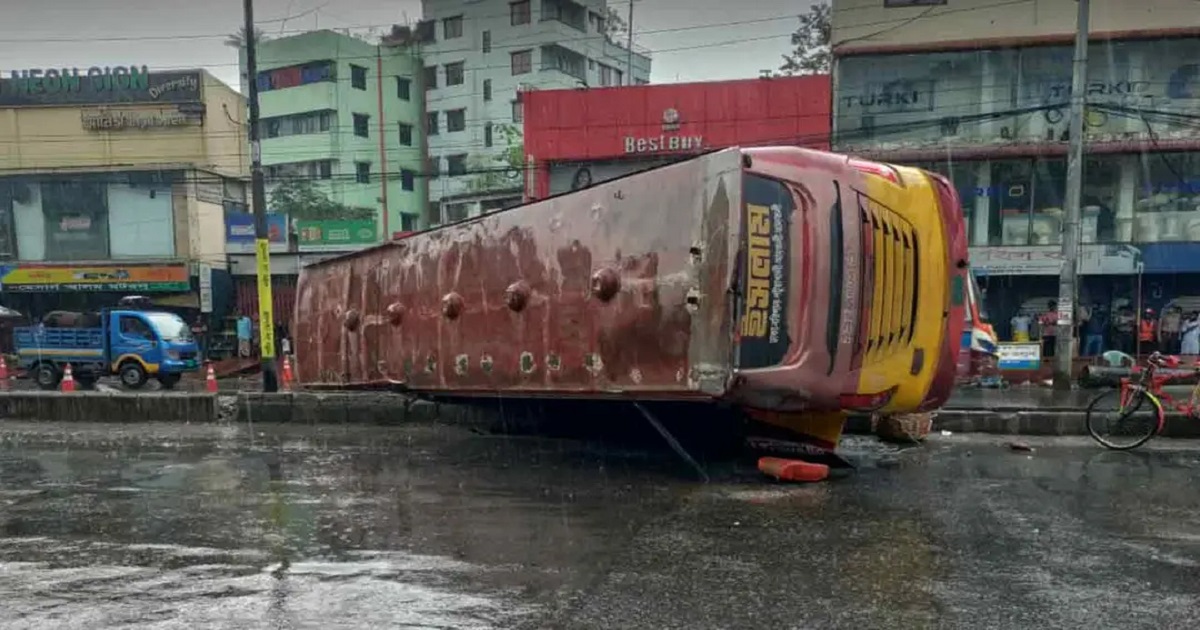 নর্দায় দুই বাসের মুখোমুখি সংঘর্ষে নিহত ৪, আহত অন্তত ১০