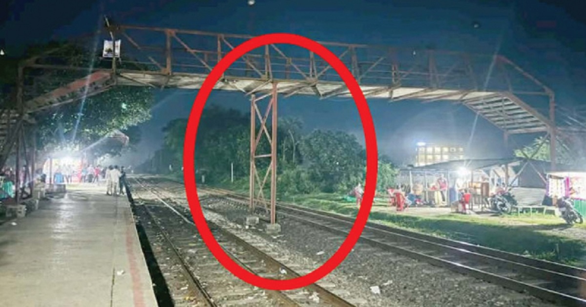 ওভারব্রিজে ধাক্কা লেগে ট্রেন থেকে পড়ে নিহত ১, আহত ১