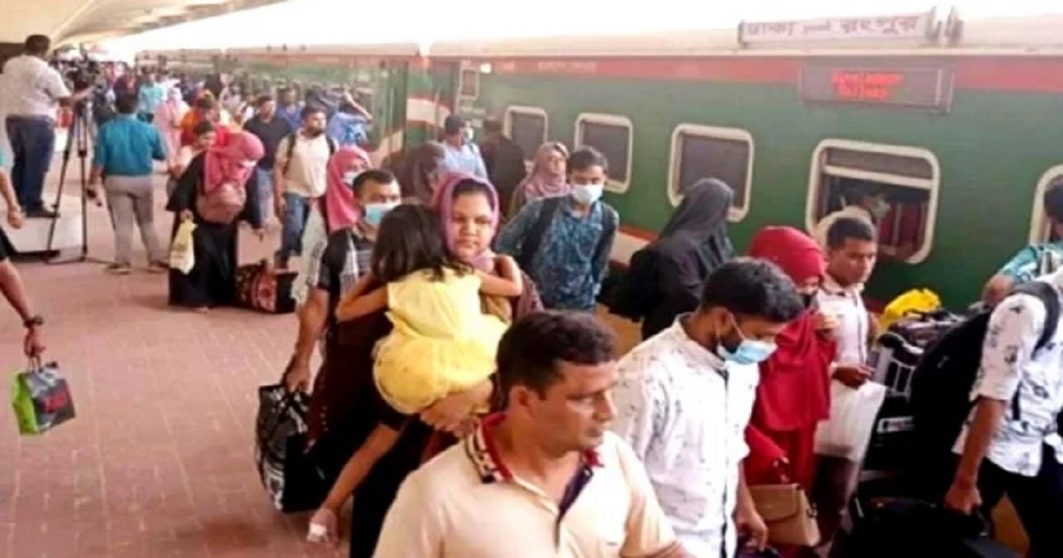 বৈরী আবহাওয়াতেও কমলাপুরে ঘরমুখো মানুষের ঢল, ট্রেন চলাচলে ভোগান্তি