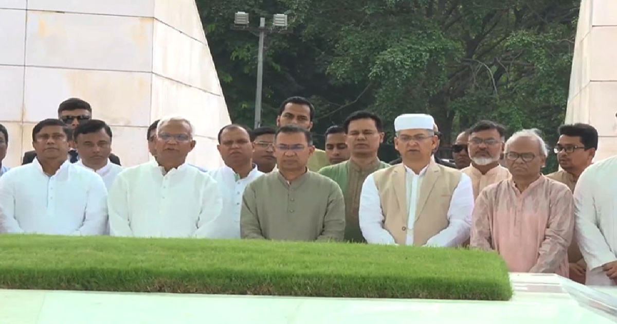 বাবা-মায়ের কবর জিয়ারত করলেন প্রধানমন্ত্রী