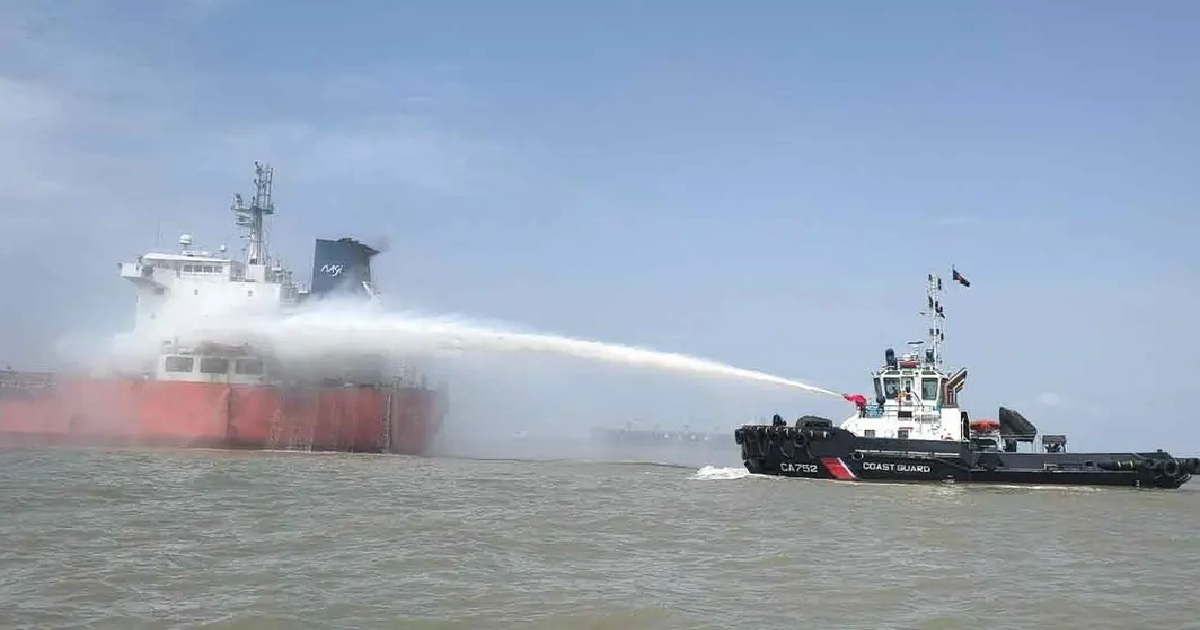 চট্টগ্রামে তেলবাহী জাহাজে আগুন